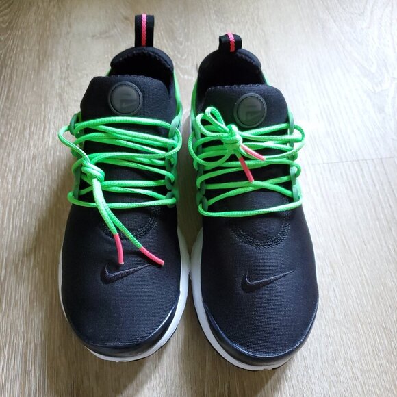 Nike Black and Green Athletic Shoes with Modern Design - Picture 4 of 11